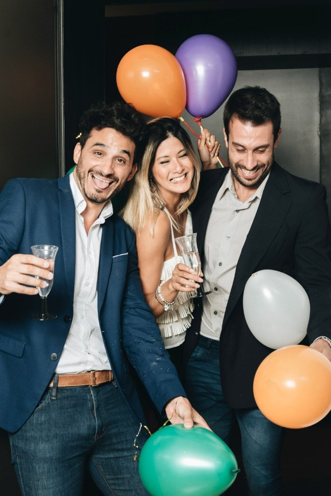 Grupo de música en directo actuando en un evento de empresa, con repertorio de rumbas y pop español para animar a los asistentes.